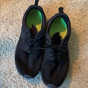 Black nike roshe’